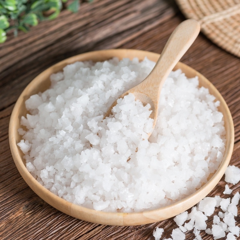 Sử dụng muối ăn để khử mùi hôi túi mới
