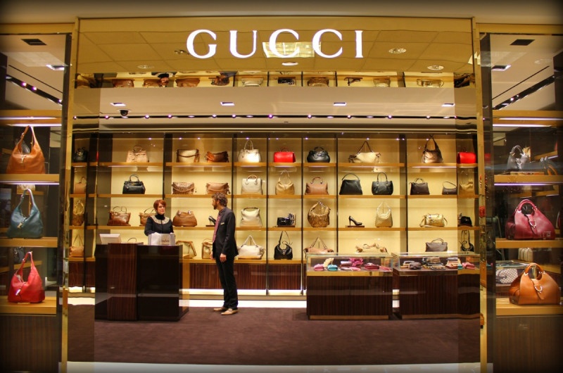 Mua ví da nam cầm tay Gucci ở cửa hàng hoặc website chính hãng
